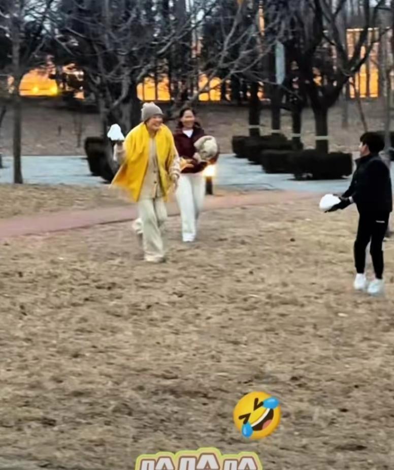 汪小菲接俩娃回北京，玥儿长高超像大S，打雪仗时一个动作好暖心(图11)