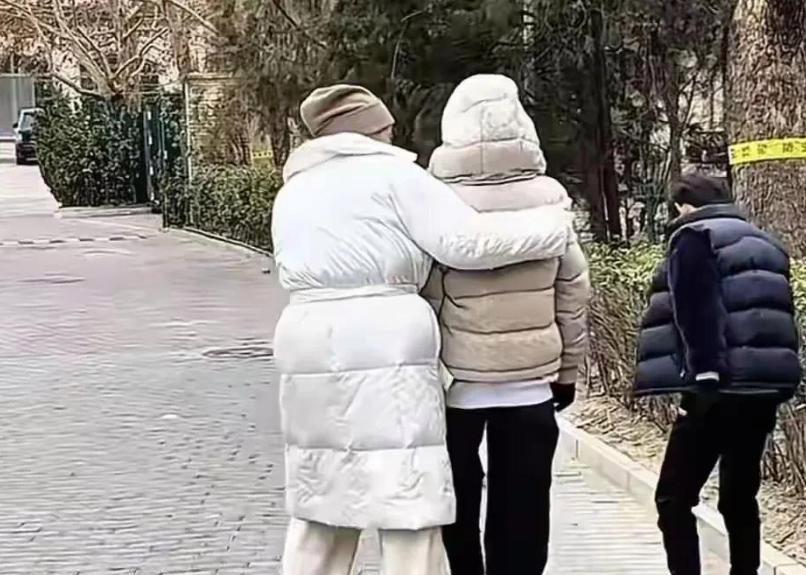 汪小菲接俩娃回北京，玥儿长高超像大S，打雪仗时一个动作好暖心(图15)