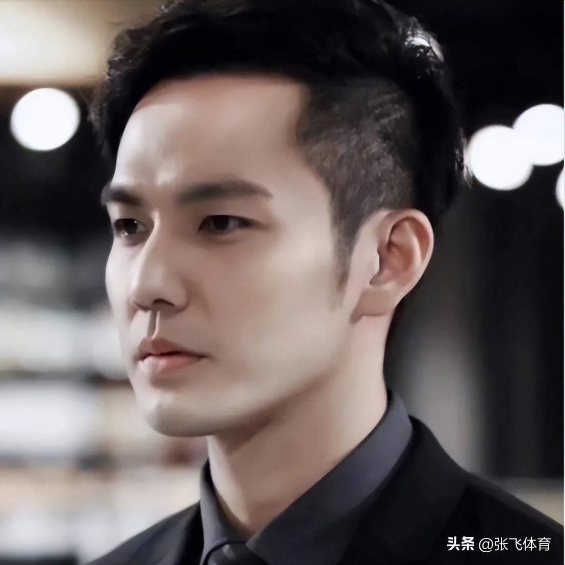 钟汉良在成都农村摆摊！皮肉松垮白发遮不住，蹲街边卖菜像小老头(图2)