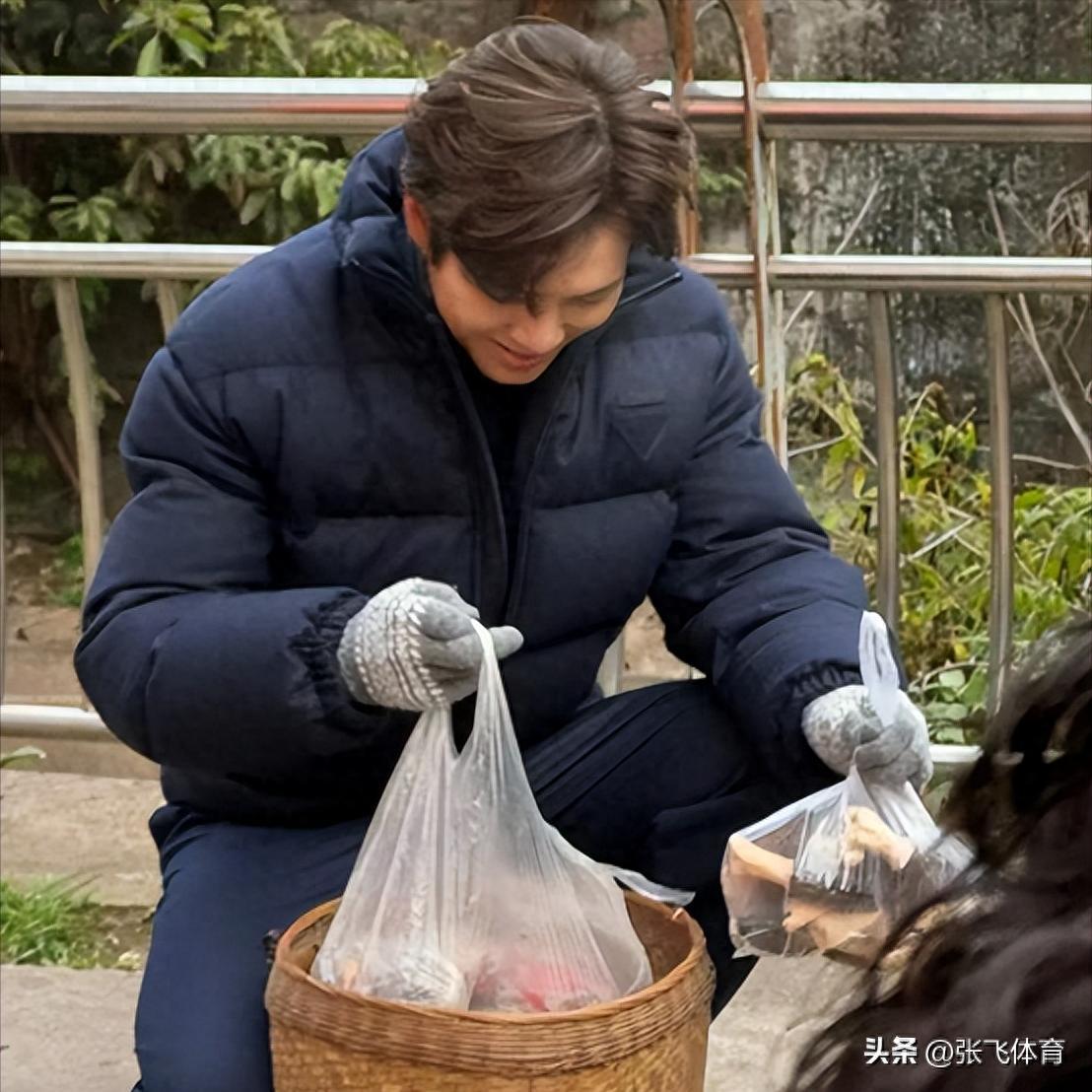 钟汉良在成都农村摆摊！皮肉松垮白发遮不住