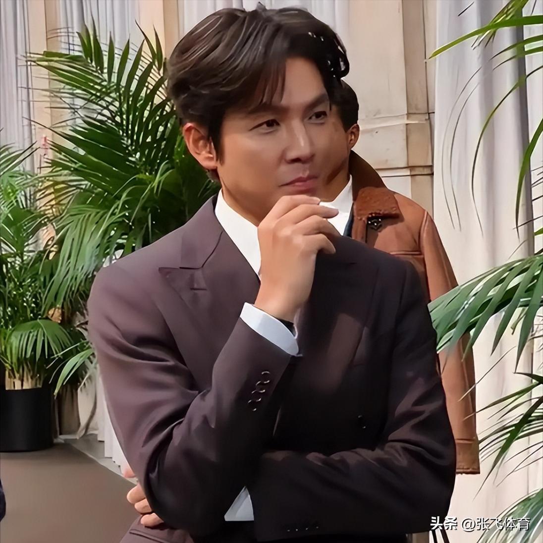 钟汉良在成都农村摆摊！皮肉松垮白发遮不住，蹲街边卖菜像小老头(图4)