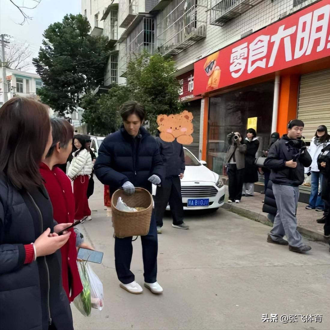 钟汉良在成都农村摆摊！皮肉松垮白发遮不住，蹲街边卖菜像小老头(图6)