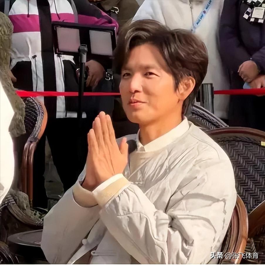 钟汉良在成都农村摆摊！皮肉松垮白发遮不住，蹲街边卖菜像小老头(图8)