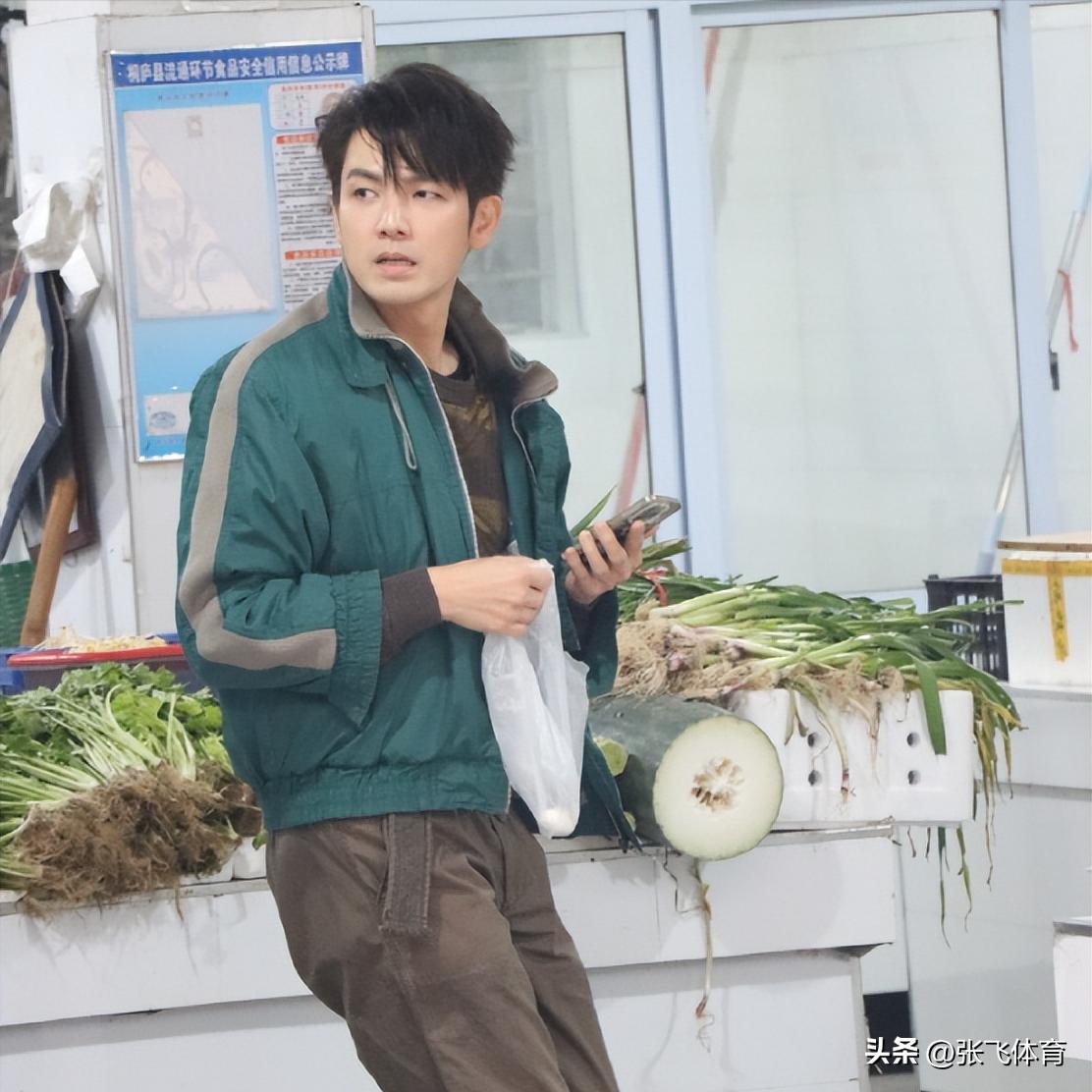 钟汉良在成都农村摆摊！皮肉松垮白发遮不住，蹲街边卖菜像小老头(图9)