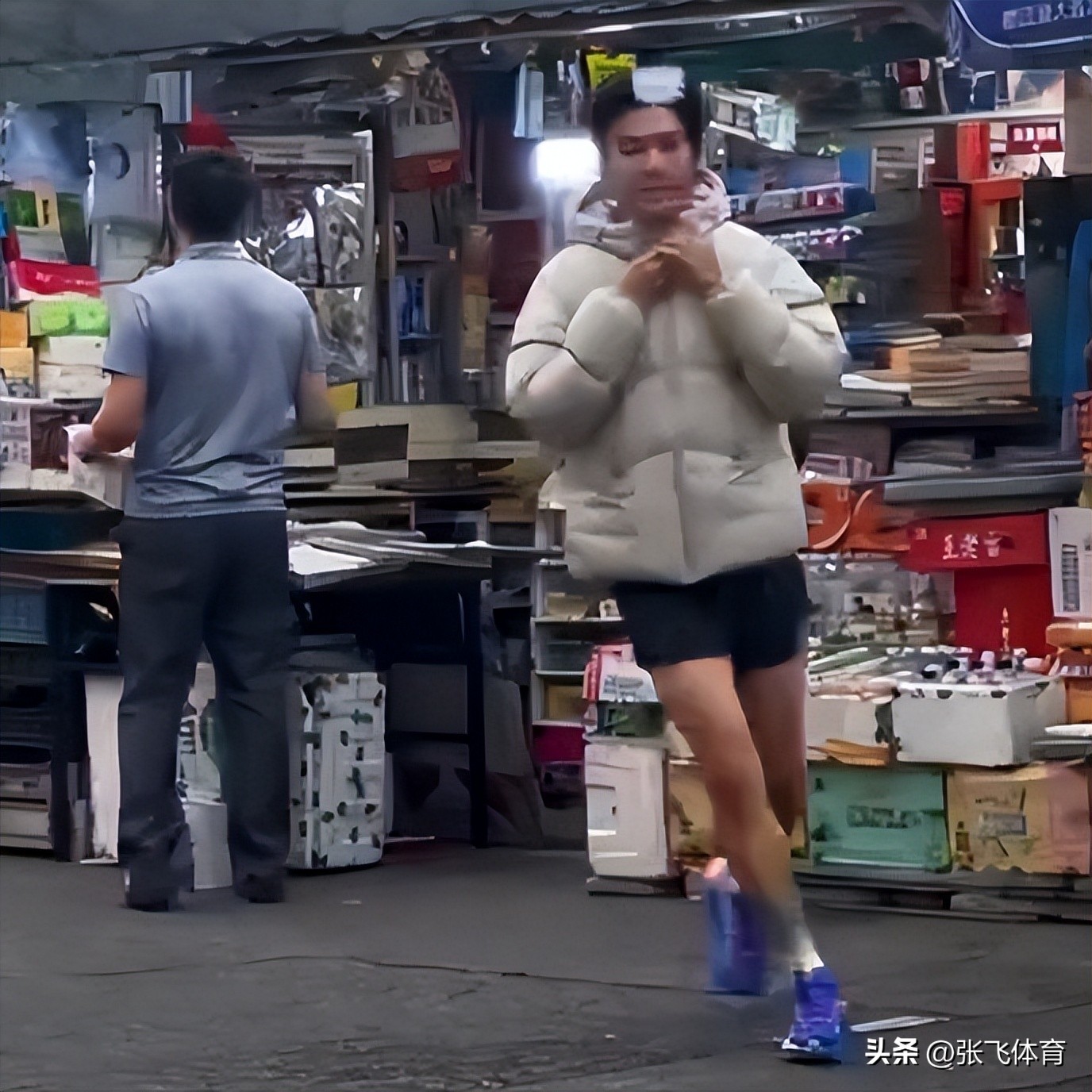 钟汉良在成都农村摆摊！皮肉松垮白发遮不住，蹲街边卖菜像小老头(图11)