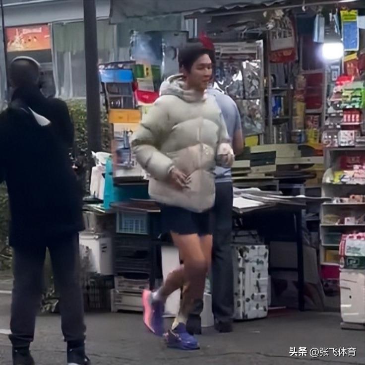 钟汉良在成都农村摆摊！皮肉松垮白发遮不住，蹲街边卖菜像小老头(图10)