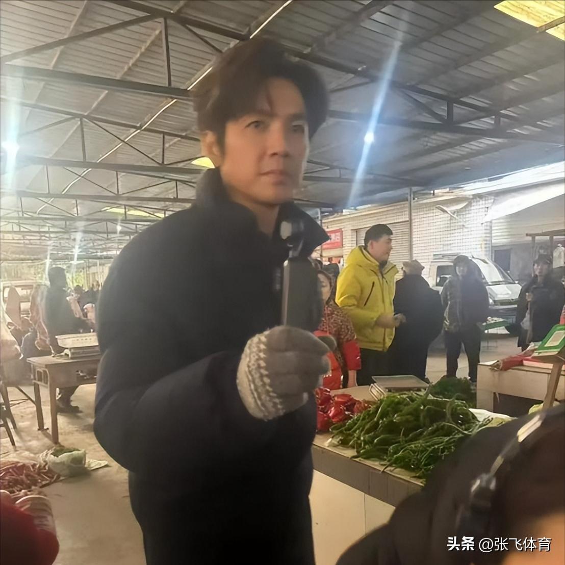 钟汉良在成都农村摆摊！皮肉松垮白发遮不住，蹲街边卖菜像小老头(图7)