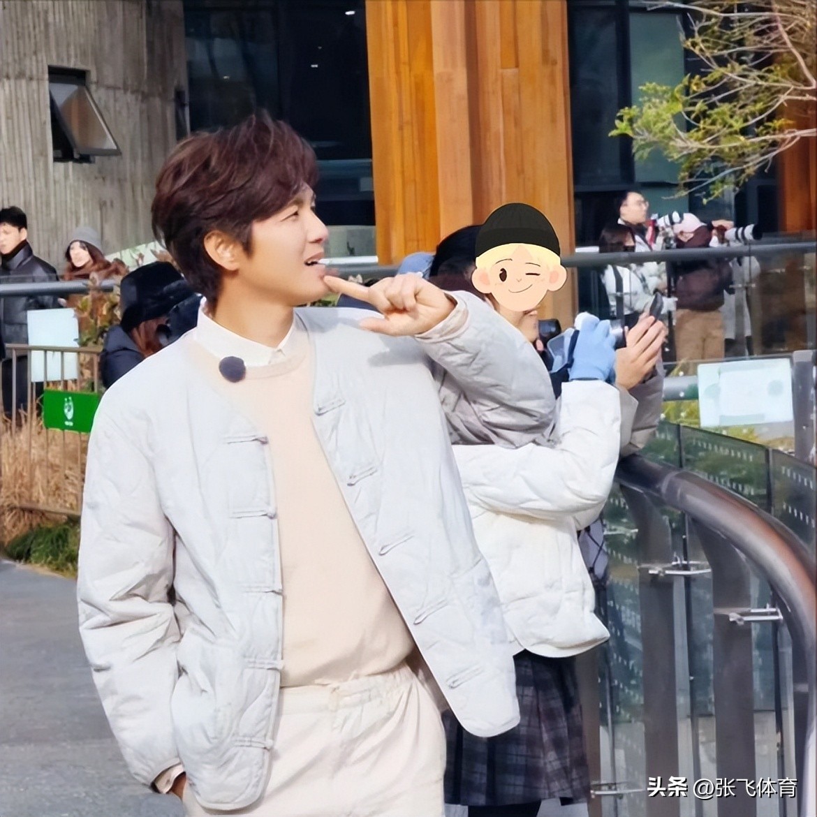 钟汉良在成都农村摆摊！皮肉松垮白发遮不住，蹲街边卖菜像小老头(图13)