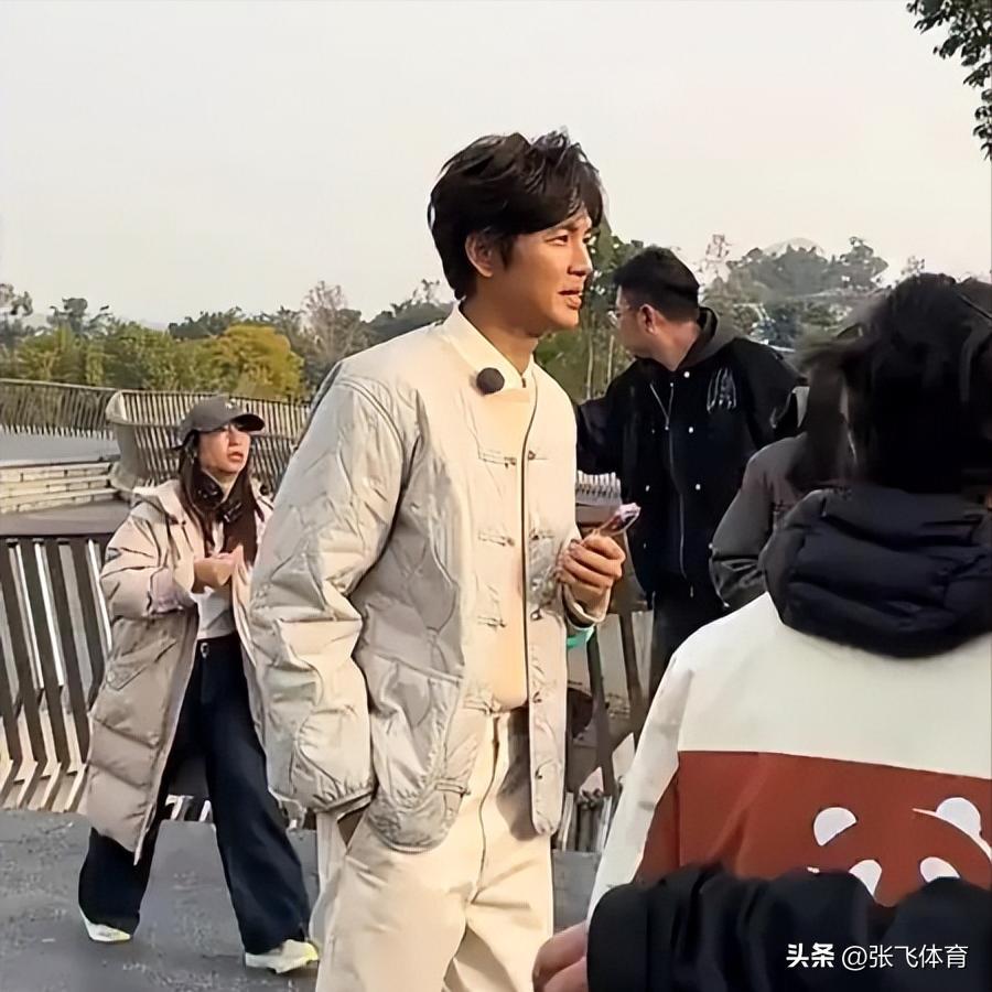 钟汉良在成都农村摆摊！皮肉松垮白发遮不住，蹲街边卖菜像小老头(图14)