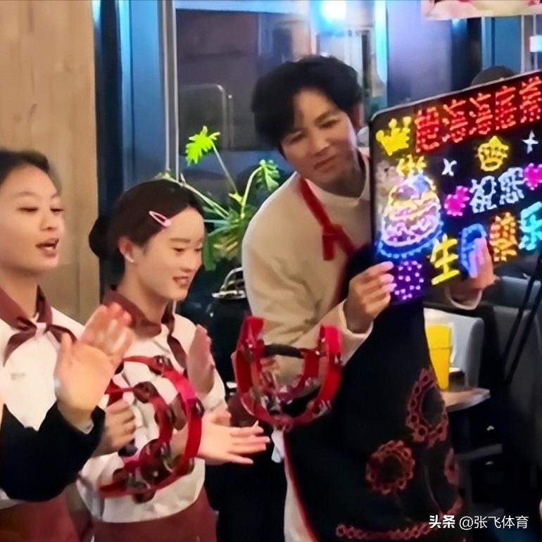 钟汉良在成都农村摆摊！皮肉松垮白发遮不住，蹲街边卖菜像小老头(图17)