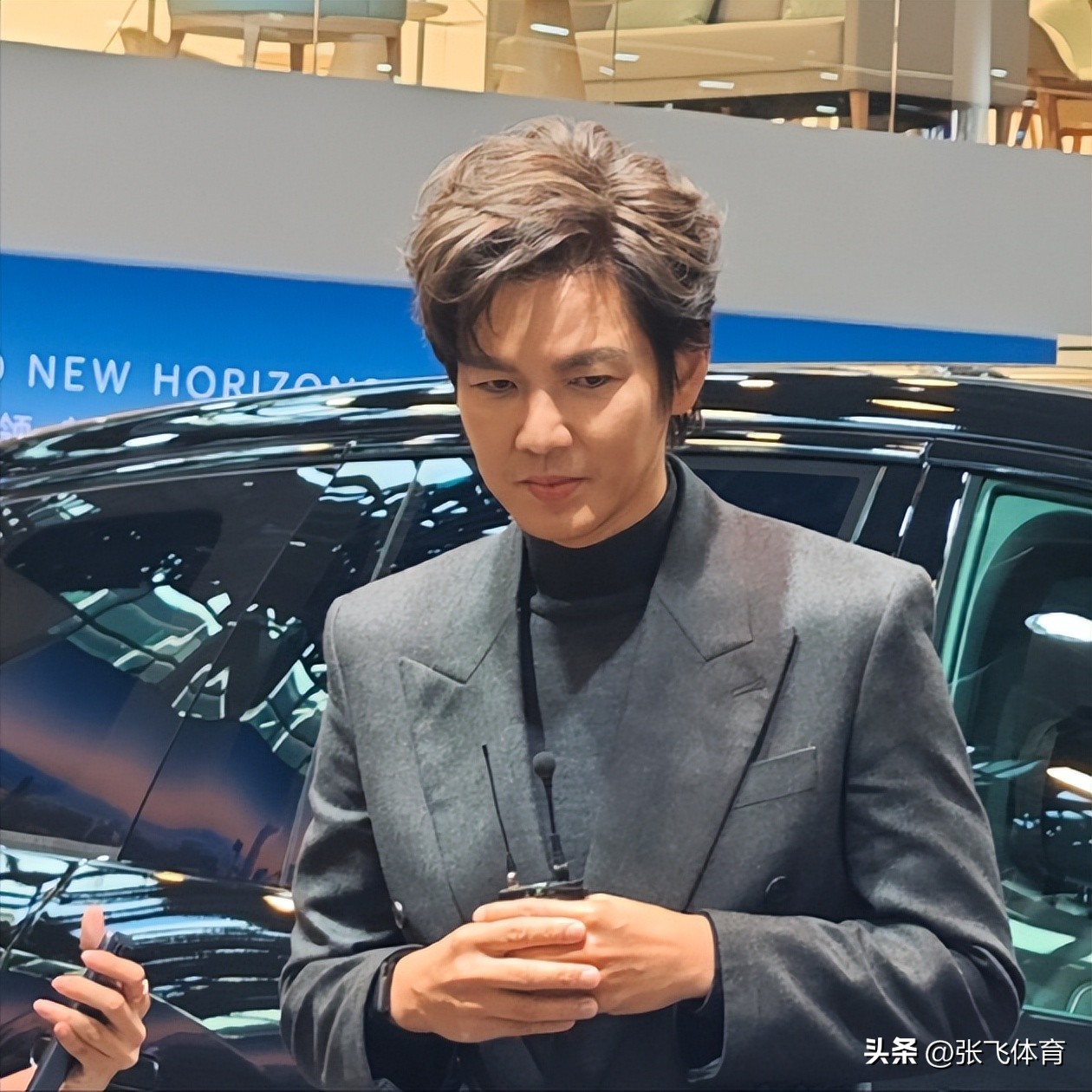 钟汉良在成都农村摆摊！皮肉松垮白发遮不住，蹲街边卖菜像小老头(图33)