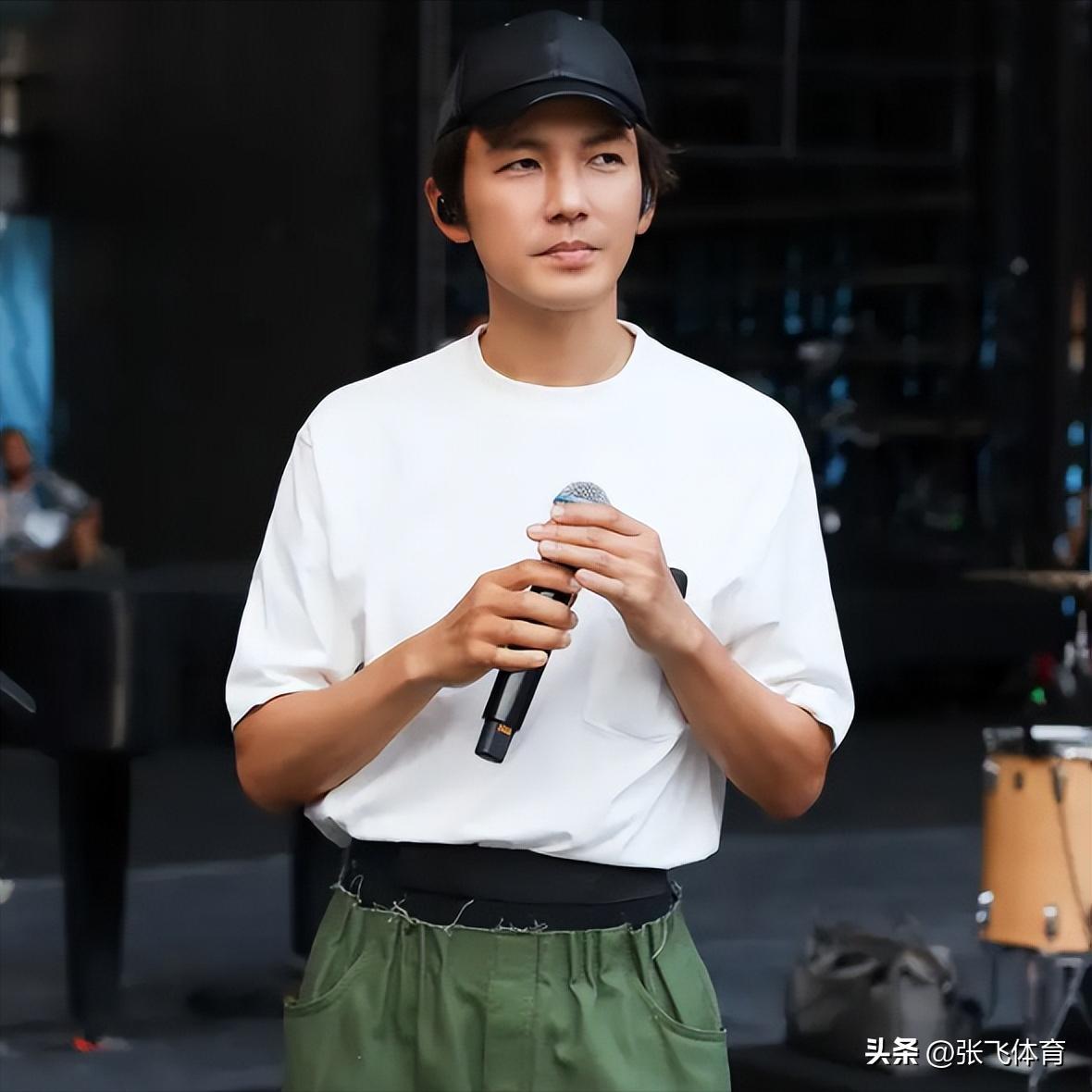 钟汉良在成都农村摆摊！皮肉松垮白发遮不住，蹲街边卖菜像小老头(图31)