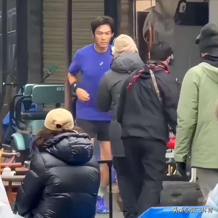 钟汉良在成都农村摆摊！皮肉松垮白发遮不住，蹲街边卖菜像小老头(图19)