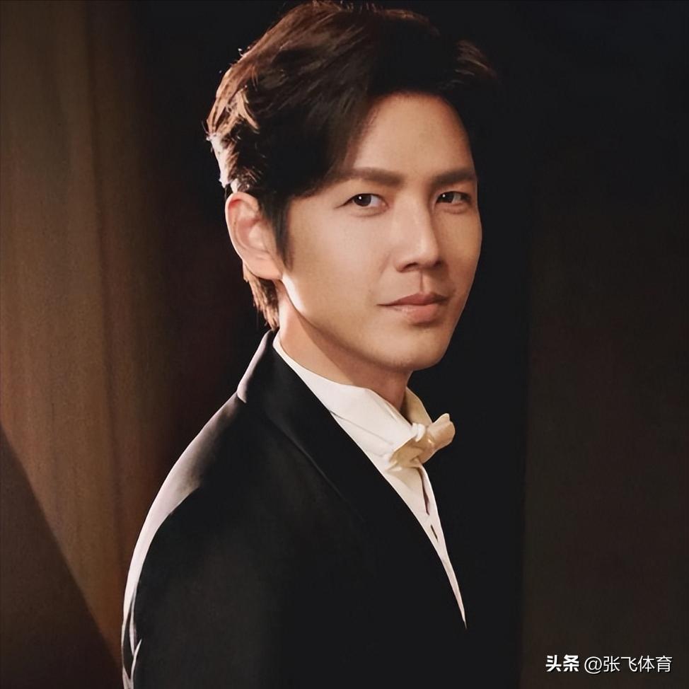 钟汉良在成都农村摆摊！皮肉松垮白发遮不住，蹲街边卖菜像小老头(图21)