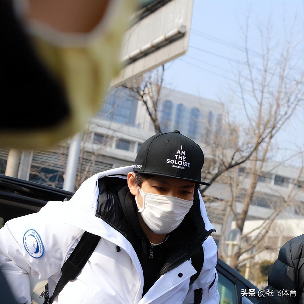 钟汉良在成都农村摆摊！皮肉松垮白发遮不住，蹲街边卖菜像小老头(图24)