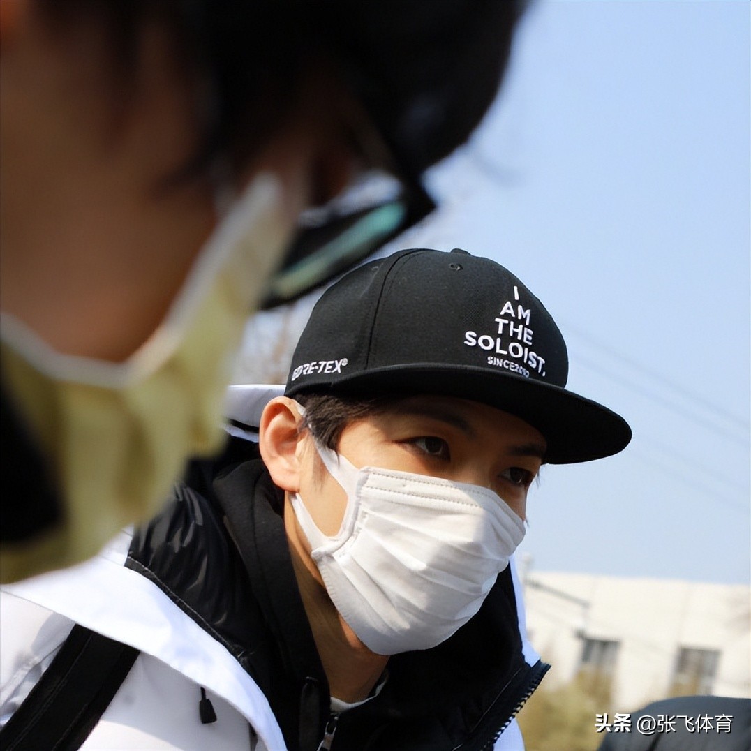 钟汉良在成都农村摆摊！皮肉松垮白发遮不住，蹲街边卖菜像小老头(图23)