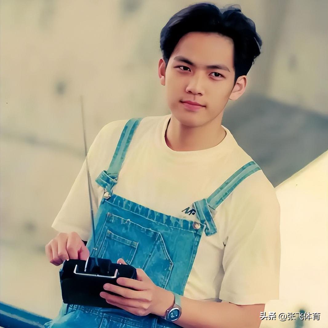 钟汉良在成都农村摆摊！皮肉松垮白发遮不住，蹲街边卖菜像小老头(图26)