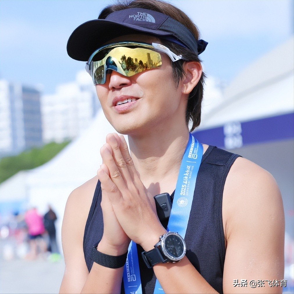 钟汉良在成都农村摆摊！皮肉松垮白发遮不住，蹲街边卖菜像小老头(图30)