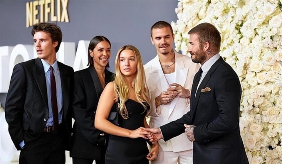 14岁小七越来越漂亮了，五官神似贝克汉姆，肤白貌美打扮过于成熟(图1)