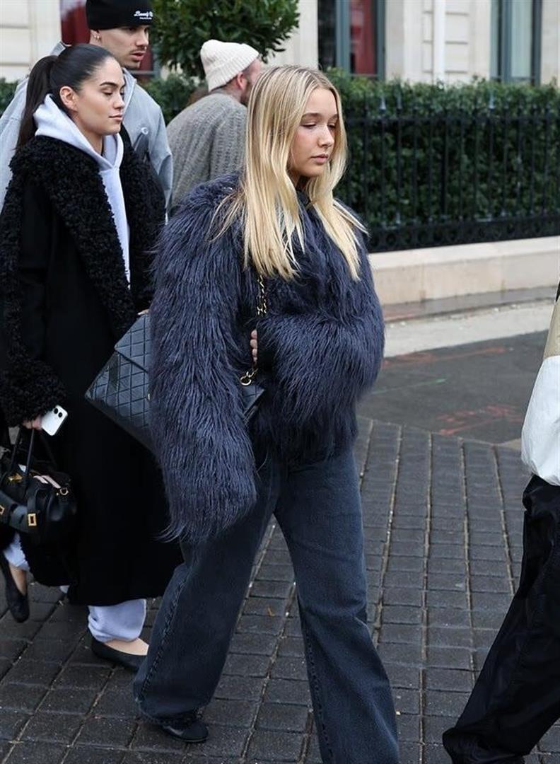 14岁小七越来越漂亮了，五官神似贝克汉姆，肤白貌美打扮过于成熟(图4)