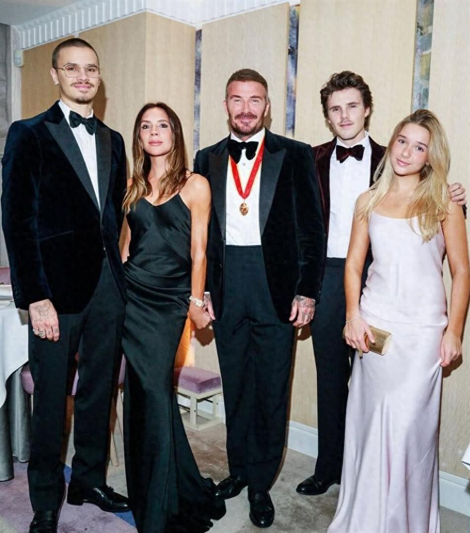 14岁小七越来越漂亮了，五官神似贝克汉姆，肤白貌美打扮过于成熟(图3)