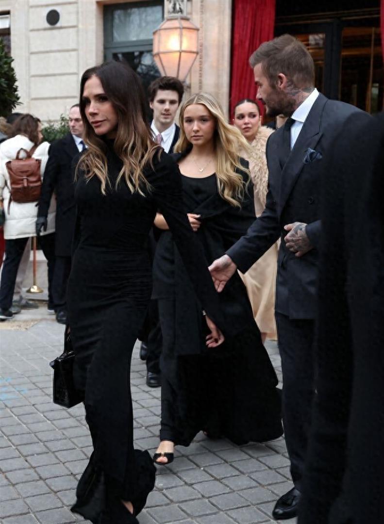 14岁小七越来越漂亮了，五官神似贝克汉姆，肤白貌美打扮过于成熟(图5)