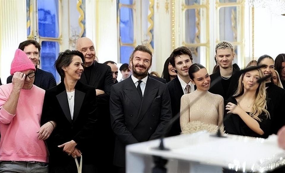 14岁小七越来越漂亮了，五官神似贝克汉姆，肤白貌美打扮过于成熟(图14)