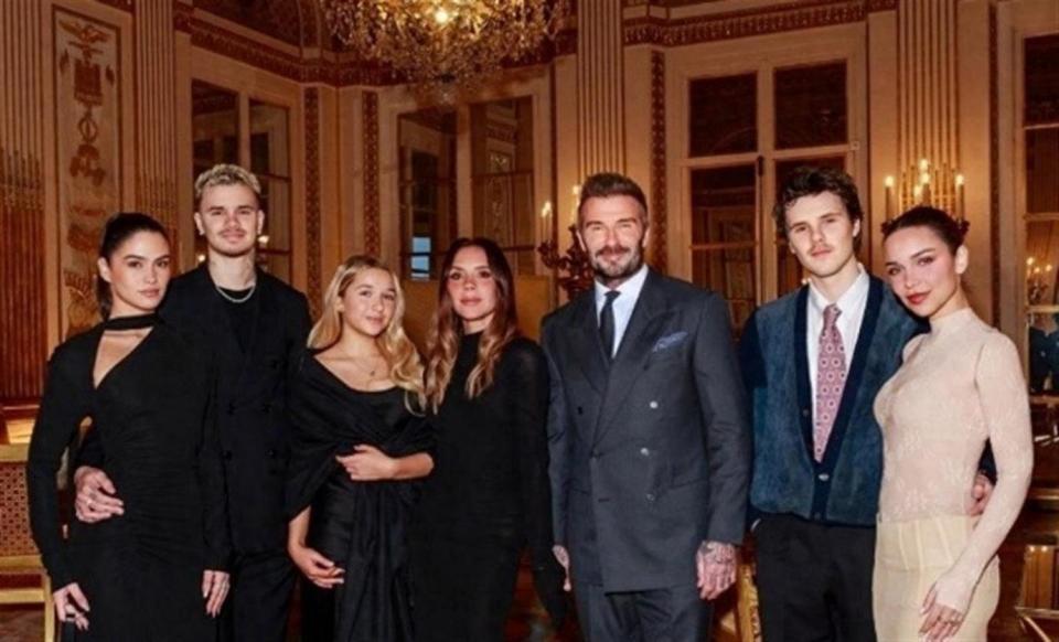 14岁小七越来越漂亮了，五官神似贝克汉姆，肤白貌美打扮过于成熟(图13)