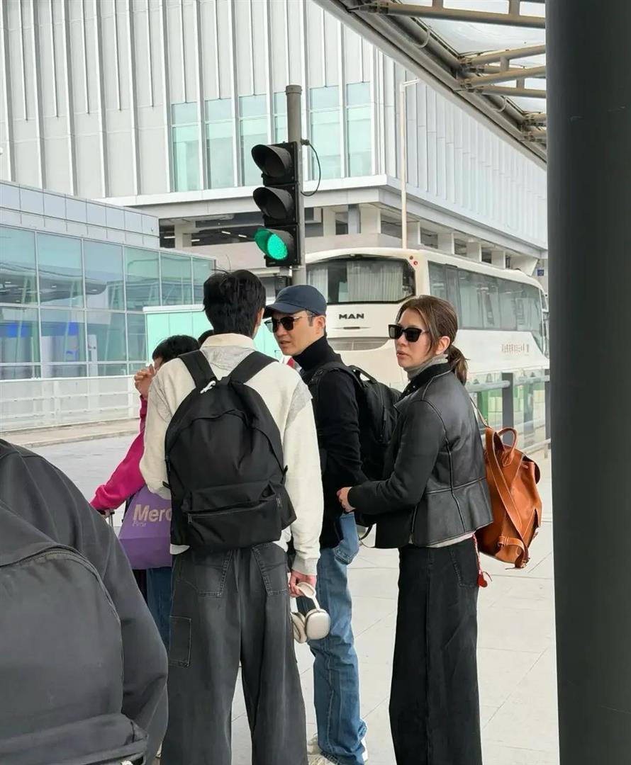 偶遇袁咏仪一家三口，张智霖和魔童热聊不停，父子同框兄弟感拉满(图1)