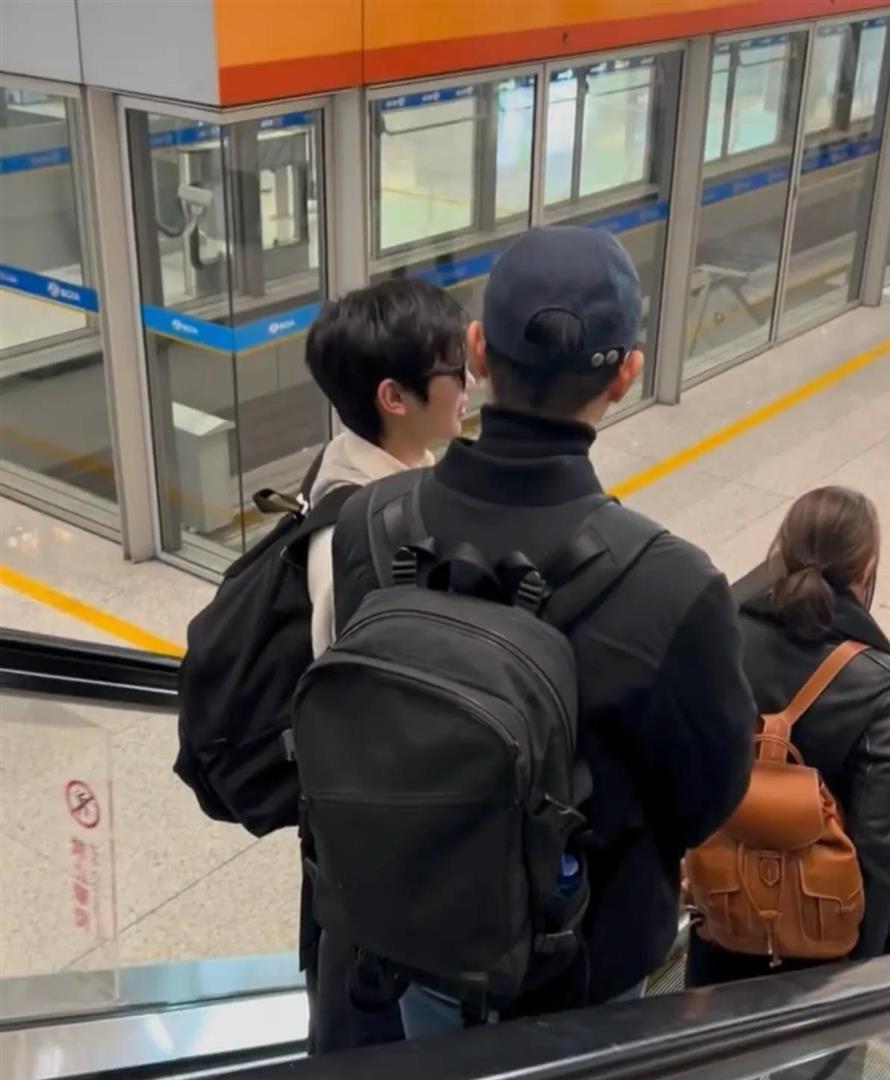 偶遇袁咏仪一家三口，张智霖和魔童热聊不停，父子同框兄弟感拉满(图3)