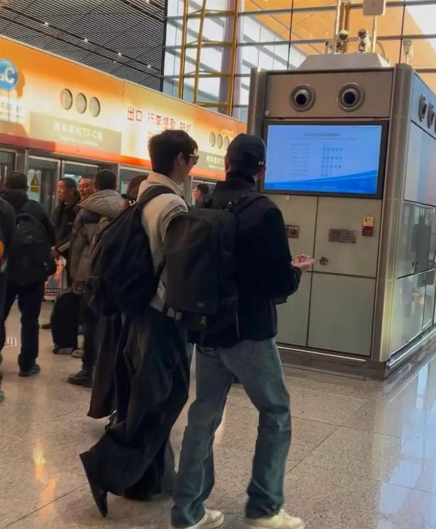 偶遇袁咏仪一家三口，张智霖和魔童热聊不停，父子同框兄弟感拉满(图2)