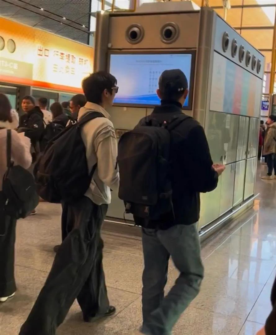 偶遇袁咏仪一家三口，张智霖和魔童热聊不停，父子同框兄弟感拉满(图4)