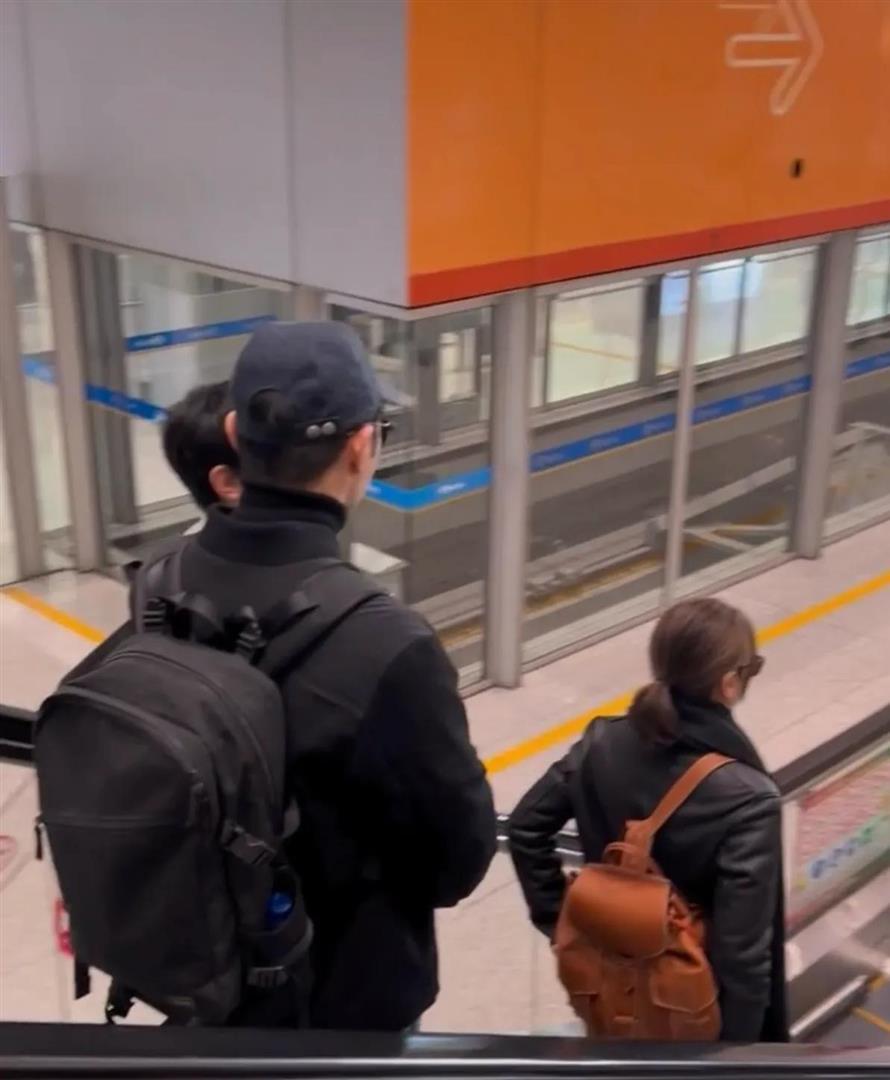 偶遇袁咏仪一家三口，张智霖和魔童热聊不停，父子同框兄弟感拉满(图8)