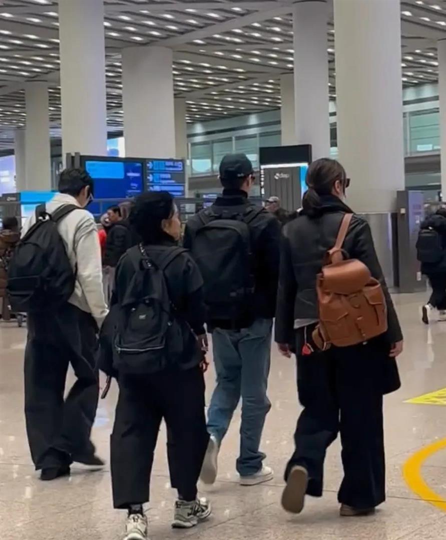 偶遇袁咏仪一家三口，张智霖和魔童热聊不停，父子同框兄弟感拉满(图7)