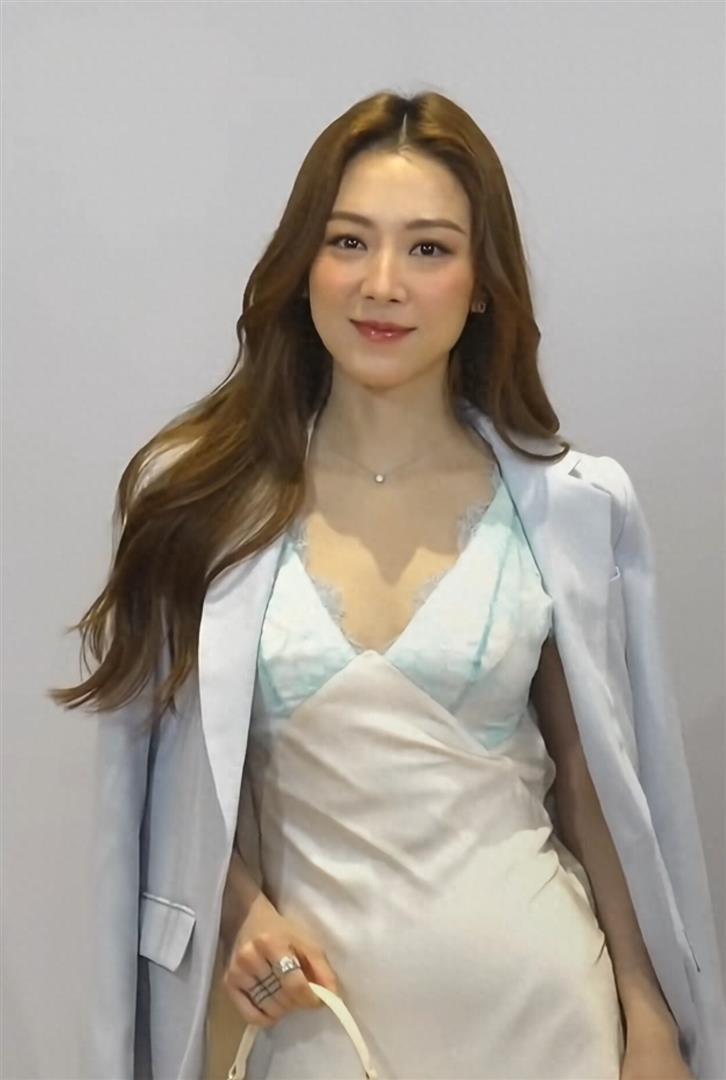 曾志伟儿媳最新活动露面，打扮高贵优雅，3