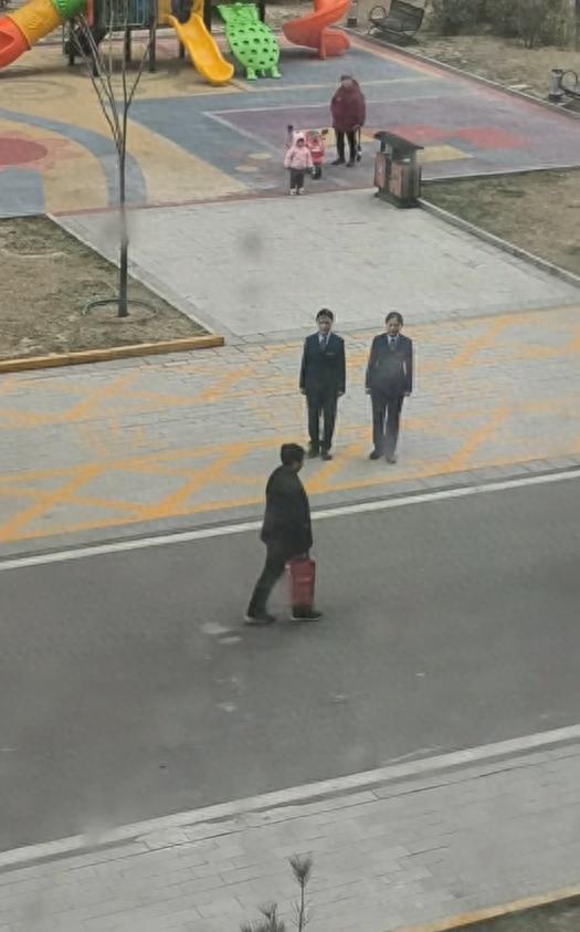 小区物业摆拍帮老人提东西？工作人员回应(图1)