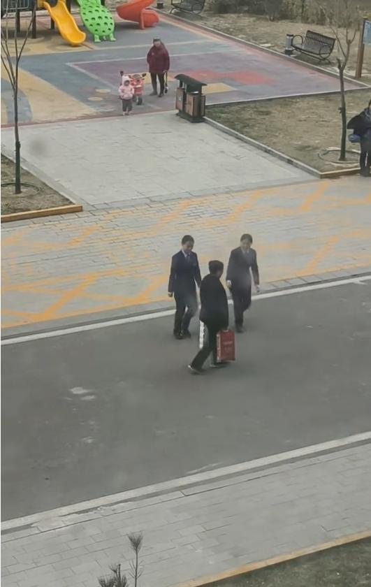 小区物业摆拍帮老人提东西？工作人员回应(图2)