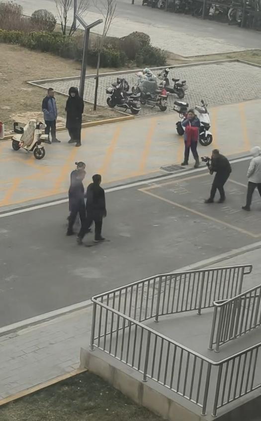 小区物业摆拍帮老人提东西？工作人员回应(图3)