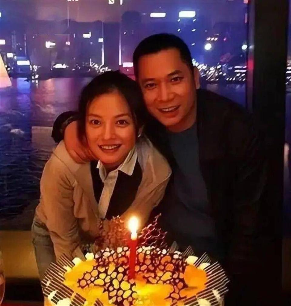 黄有龙没想到，才与自己官宣离婚2年，前妻赵薇就因李湘深陷泥潭(图4)