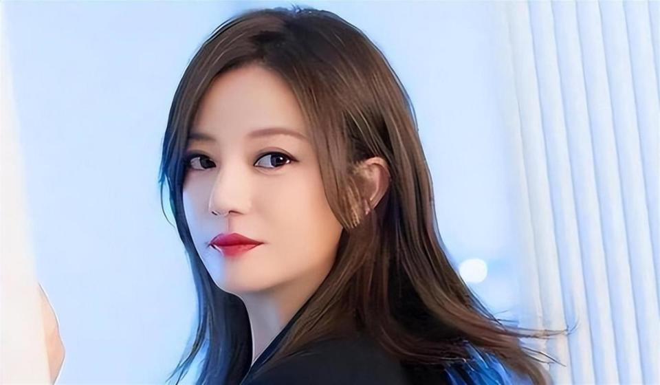 黄有龙没想到，才与自己官宣离婚2年，前妻赵薇就因李湘深陷泥潭(图1)