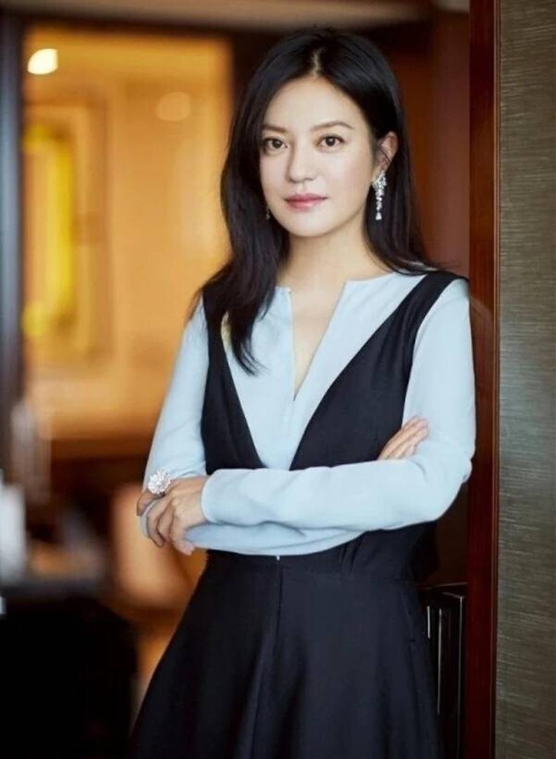 黄有龙没想到，才与自己官宣离婚2年，前妻赵薇就因李湘深陷泥潭(图6)