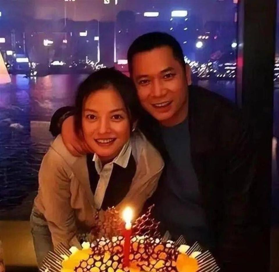 黄有龙没想到，才与自己官宣离婚2年，前妻赵薇就因李湘深陷泥潭(图7)