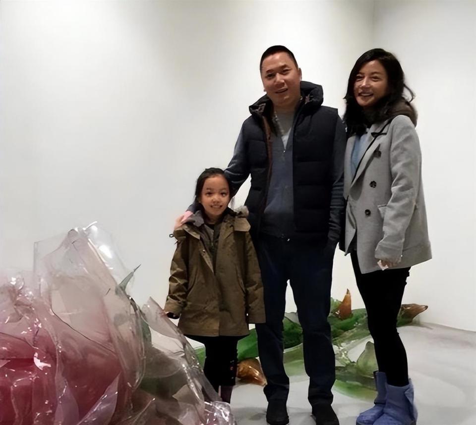 黄有龙没想到，才与自己官宣离婚2年，前妻赵薇就因李湘深陷泥潭(图11)