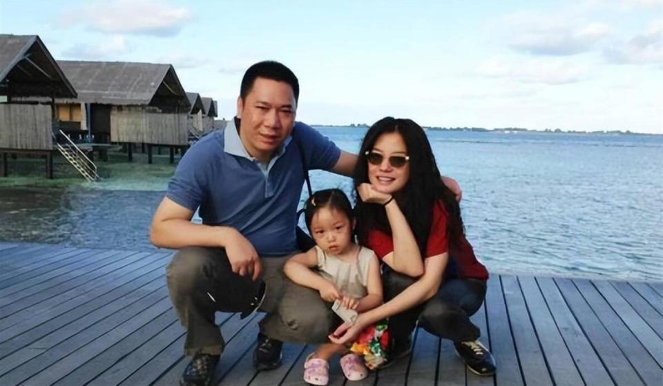 黄有龙没想到，才与自己官宣离婚2年，前妻赵薇就因李湘深陷泥潭(图13)