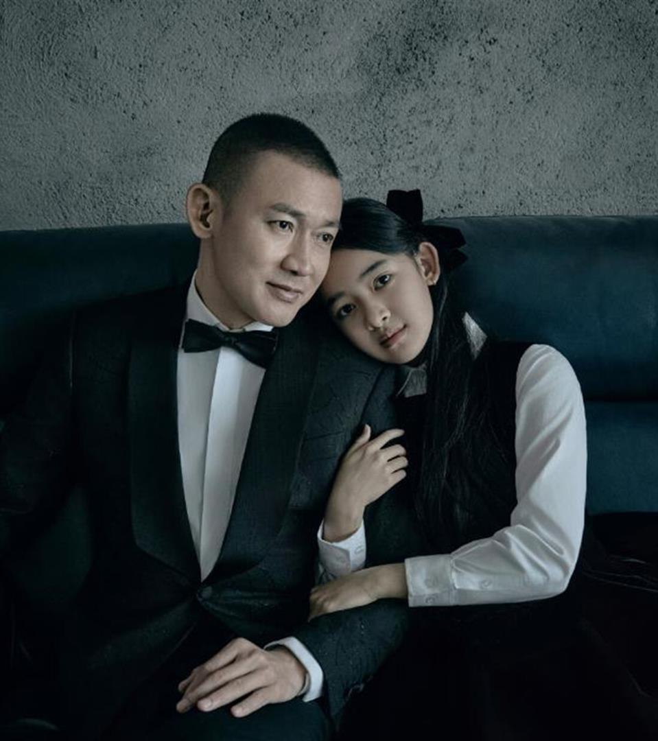 聂远晒父女合照，11岁天天遗传爸爸大腮帮