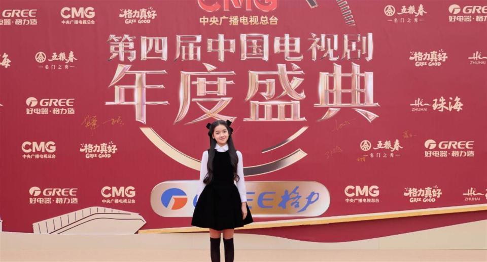 聂远晒父女合照，11岁天天遗传爸爸大腮帮脸好宽，像妈妈会更漂亮(图2)