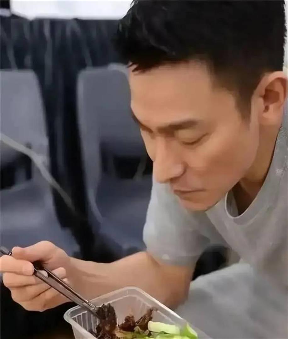 63岁刘德华晒一日三餐，网友：太狠了，难怪看起来像40岁.(图1)