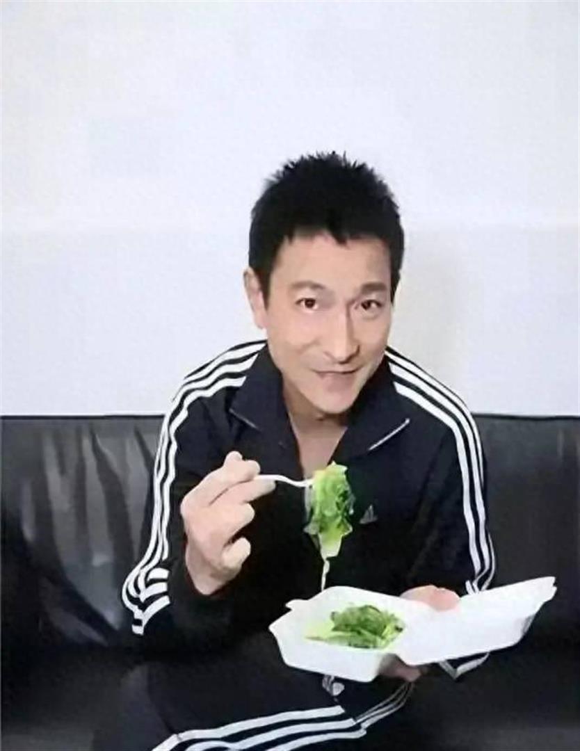 63岁刘德华晒一日三餐，网友：太狠了，难怪看起来像40岁.(图3)