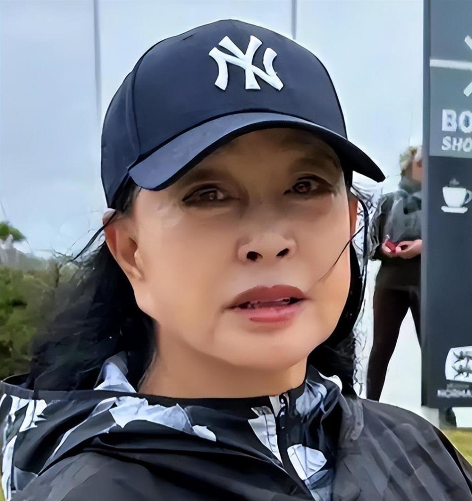 钱再多有什么用？75岁的风流妖精刘晓庆，已经走上另一条道路(图1)