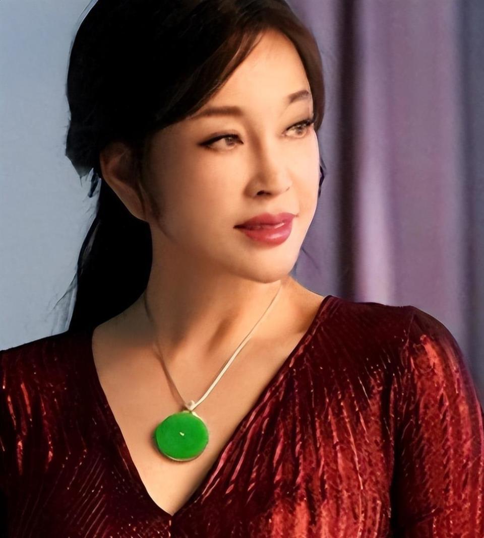 钱再多有什么用？75岁的风流妖精刘晓庆，已经走上另一条道路(图3)